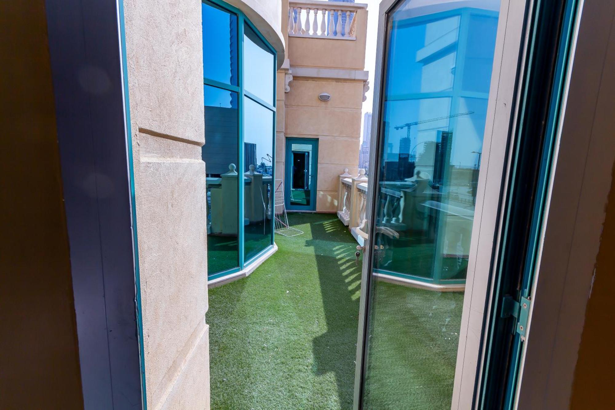 Masters And Double For Girls Only In Marina, Apartment